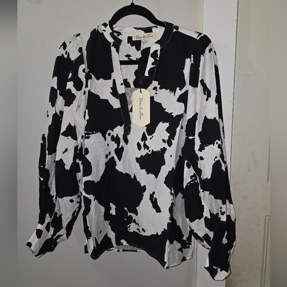 Black Vine & Love  Cow Print V‎ Neck Blouse NWT Small